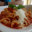 Pause pasta/ bières Gouter d’été Bière à bâbord Diner de cabine avec la fin des euros Duty Free Rabbit’s Hole drink