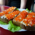 Salade de tomates/concombres achetés sur le quai Commerce de quai Restaurant : Vodka en pichet et salade calamar/œuf/fromage/aneth/mayo   Pozi et borsch Délicatesse : caviar de saumon     Bières […]